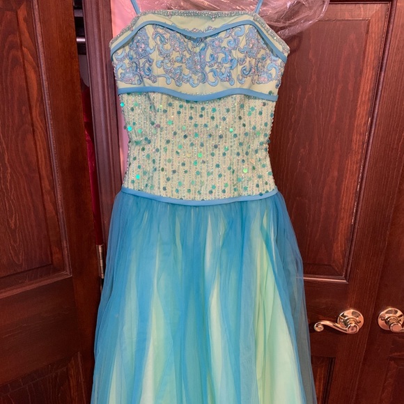 Formal dress - Picture 2 of 4